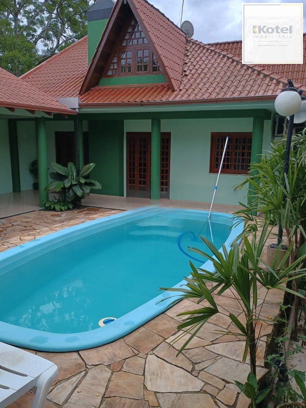 Casa semi mobiliada de  3 quartos, 2 vagas de garagem em Canoas.