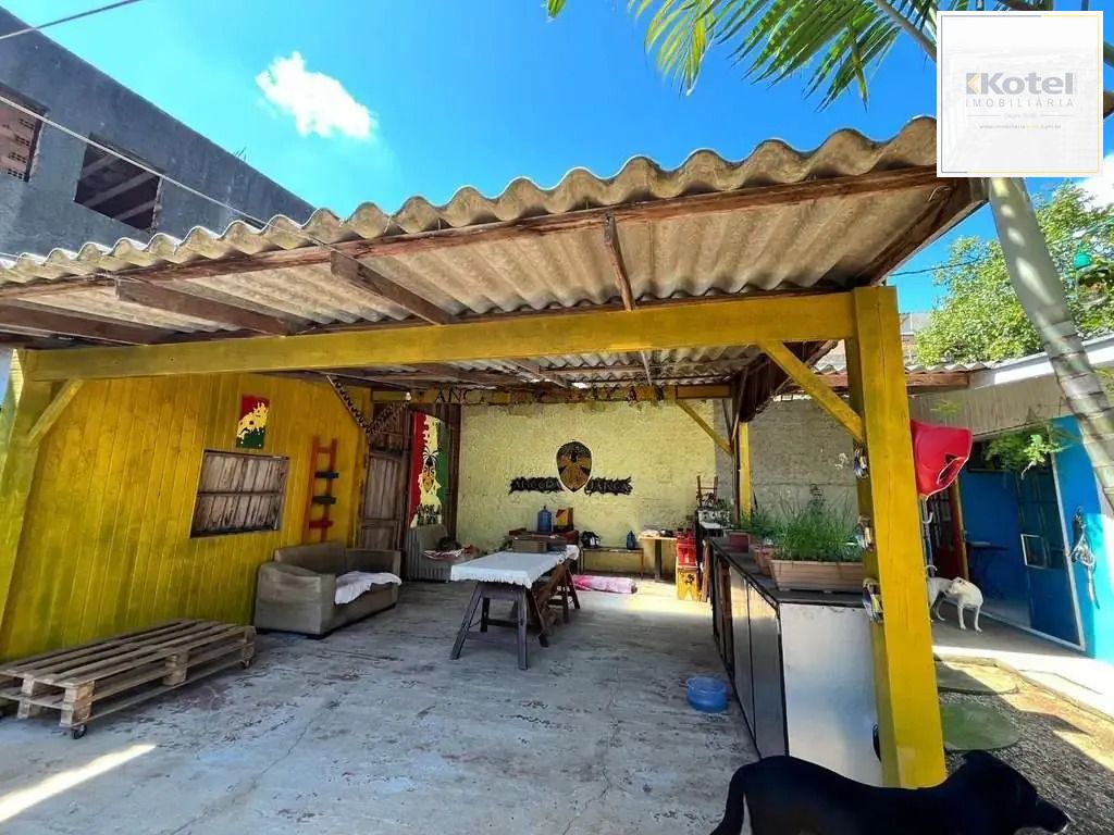 Casa com 3 quartos, vaga coberta e com muro no bairro Campos Novo
