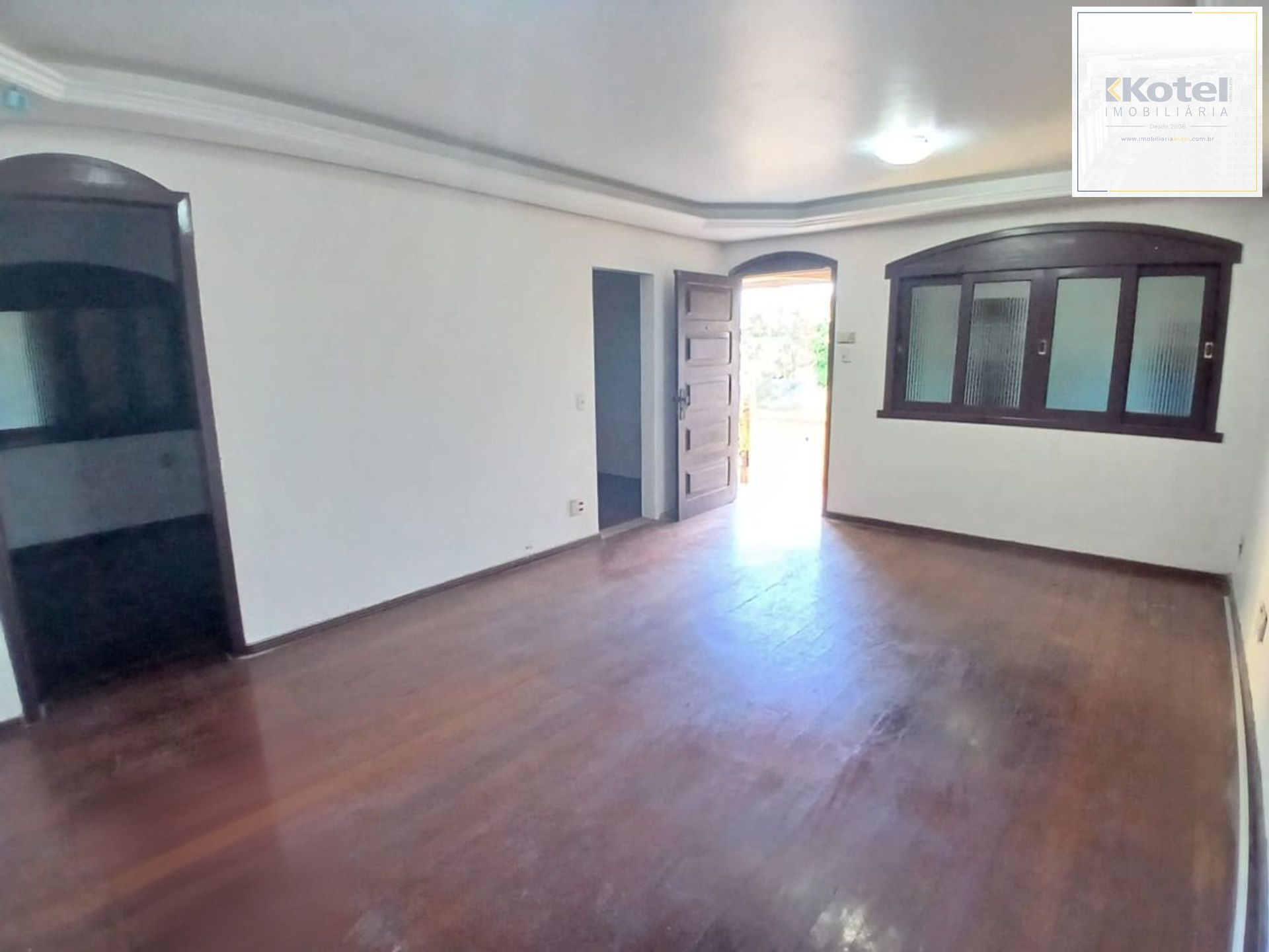 Casa de 3 dormitórios, piscina e 4 vagas de garagem em Canoas.