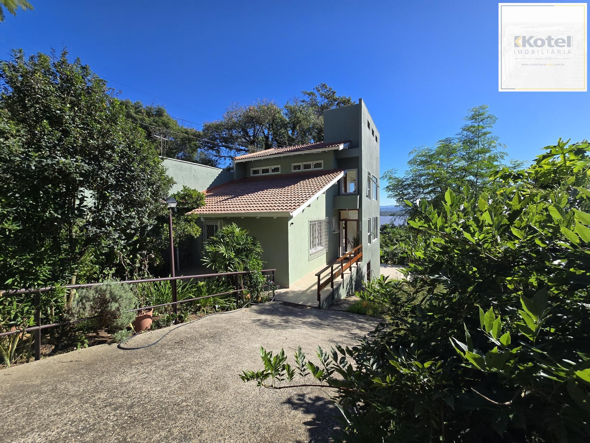 Casa 3 dormitórios, 1 suíte, 4 vagas 210 m² privativos no Belém Novo.