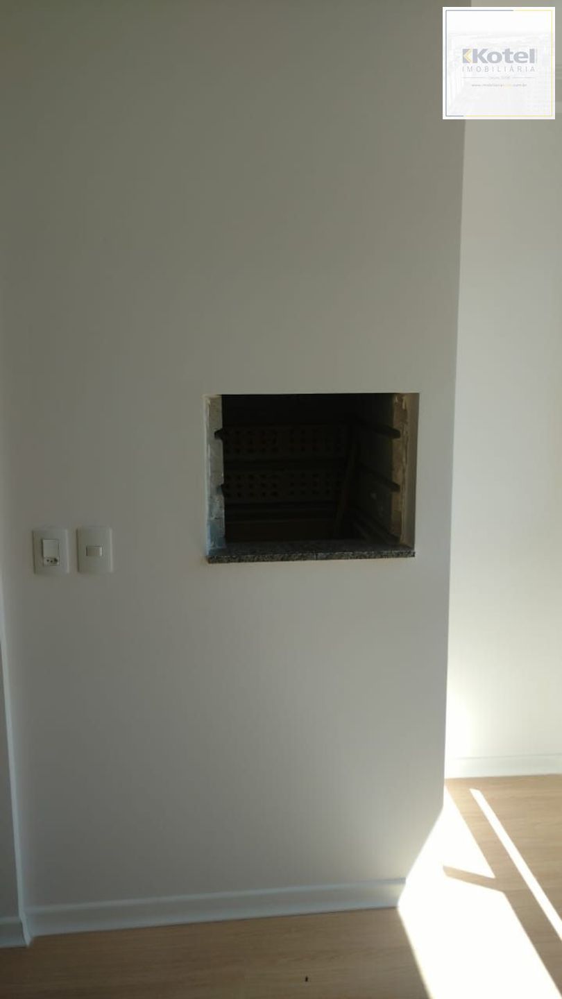 Apartamento de 2 dormitórios, elevador e 1 vaga de garagem.