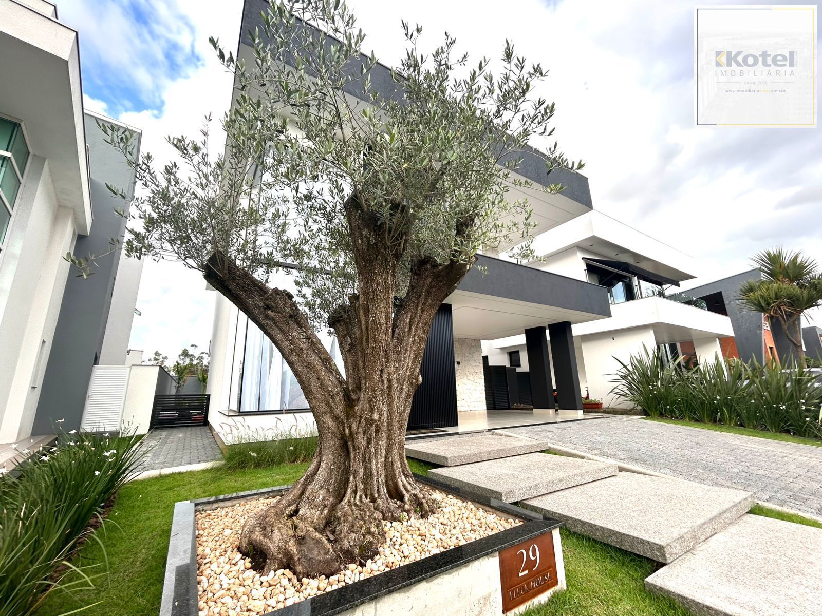 Casa Alto Padrão com 3 Suítes e Piscina no Alphaville