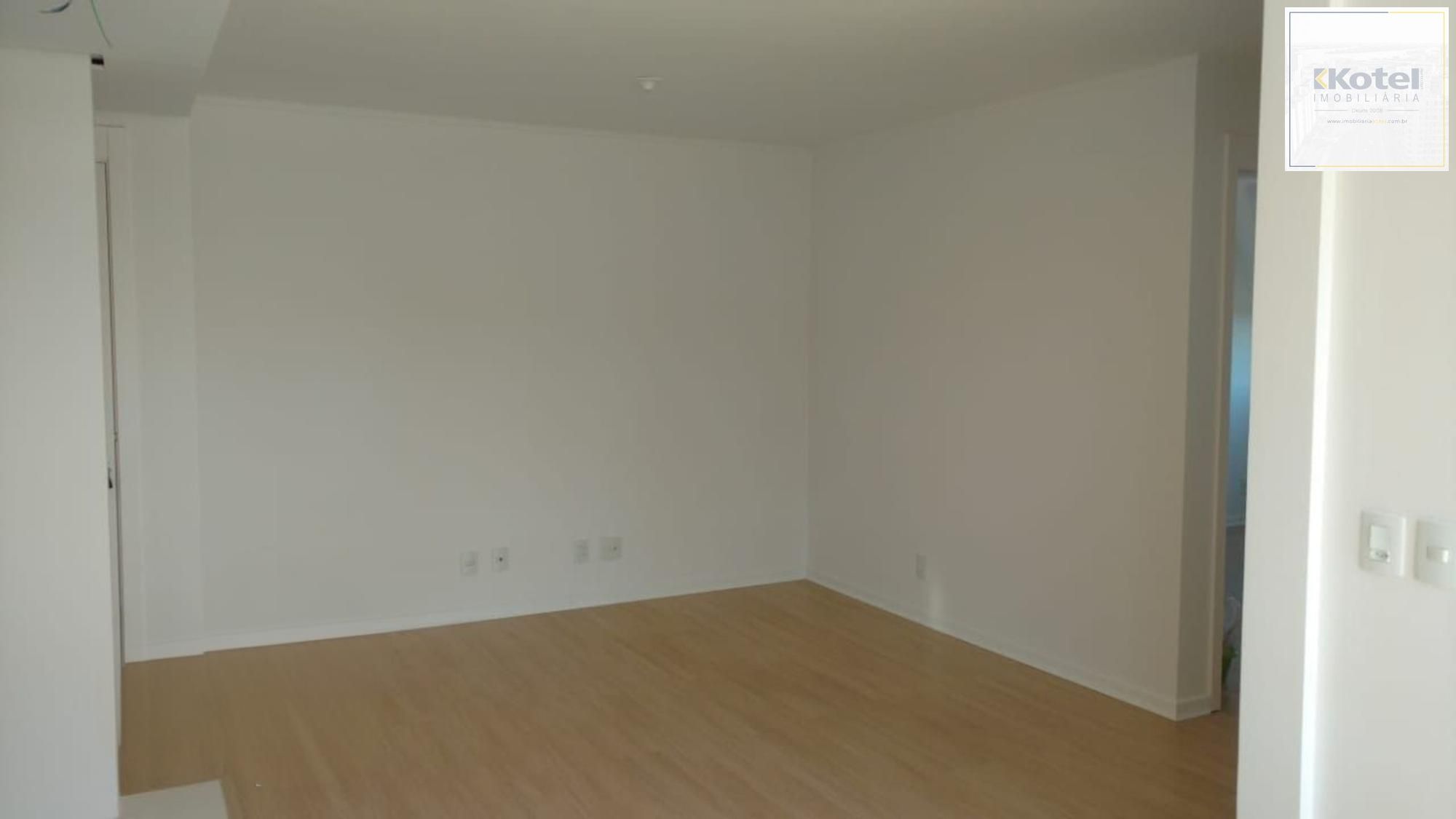 Apartamento de 2 dormitórios, elevador e 1 vaga de garagem.