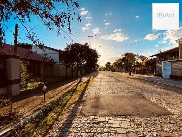 Casa de 3 dormitórios, elevador e 3 vagas de garagem em Canoas.