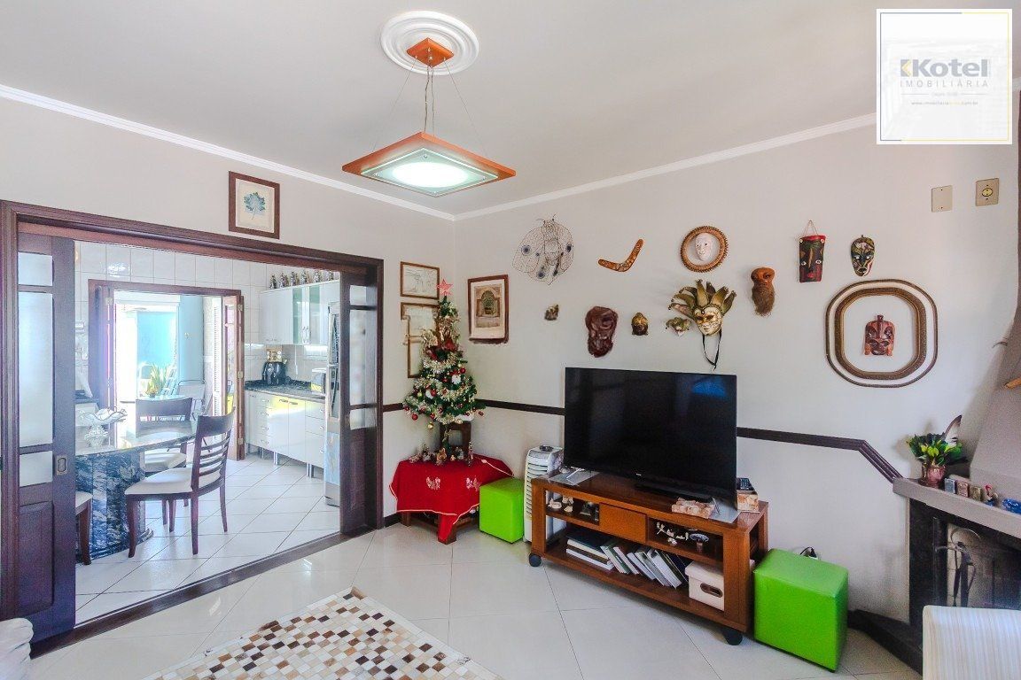 Casa de 4 dormitórios, sendo 1 suíte e 4 vagas de garagem em Canoas.