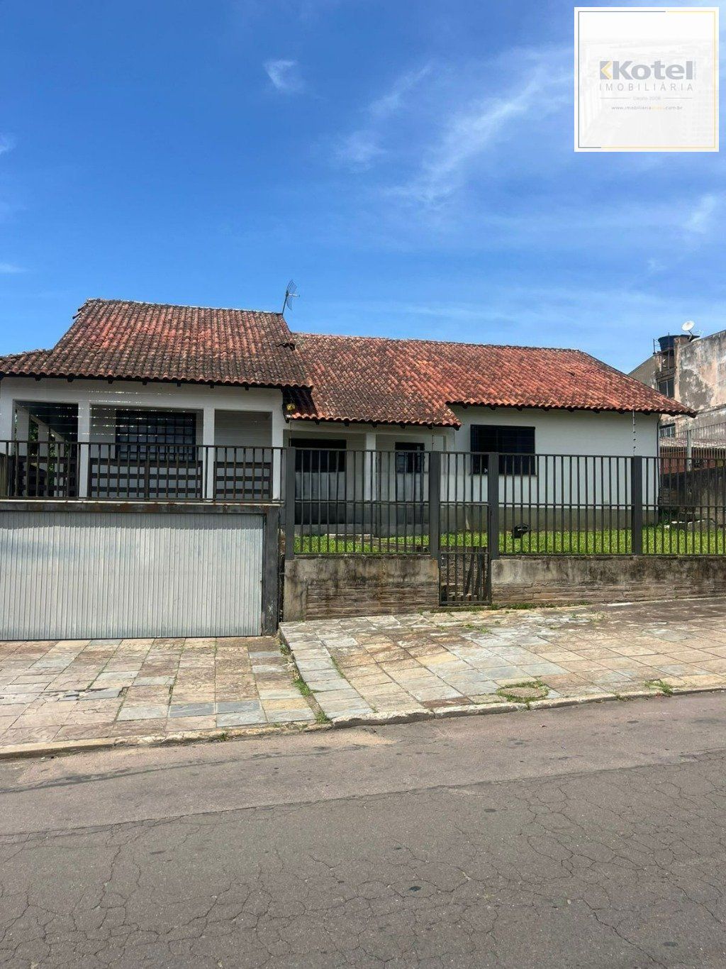 Casa de 3 dormitórios e 4 vagas de garagem em Cachoeirinha.