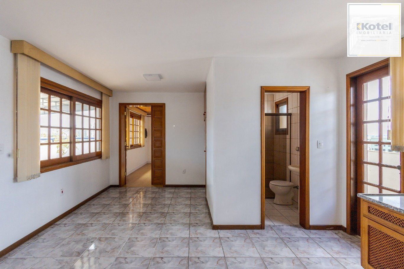 Cobertura com 4 quartos, 1 suíte e 2 vagas no bairro Passo da Areia.