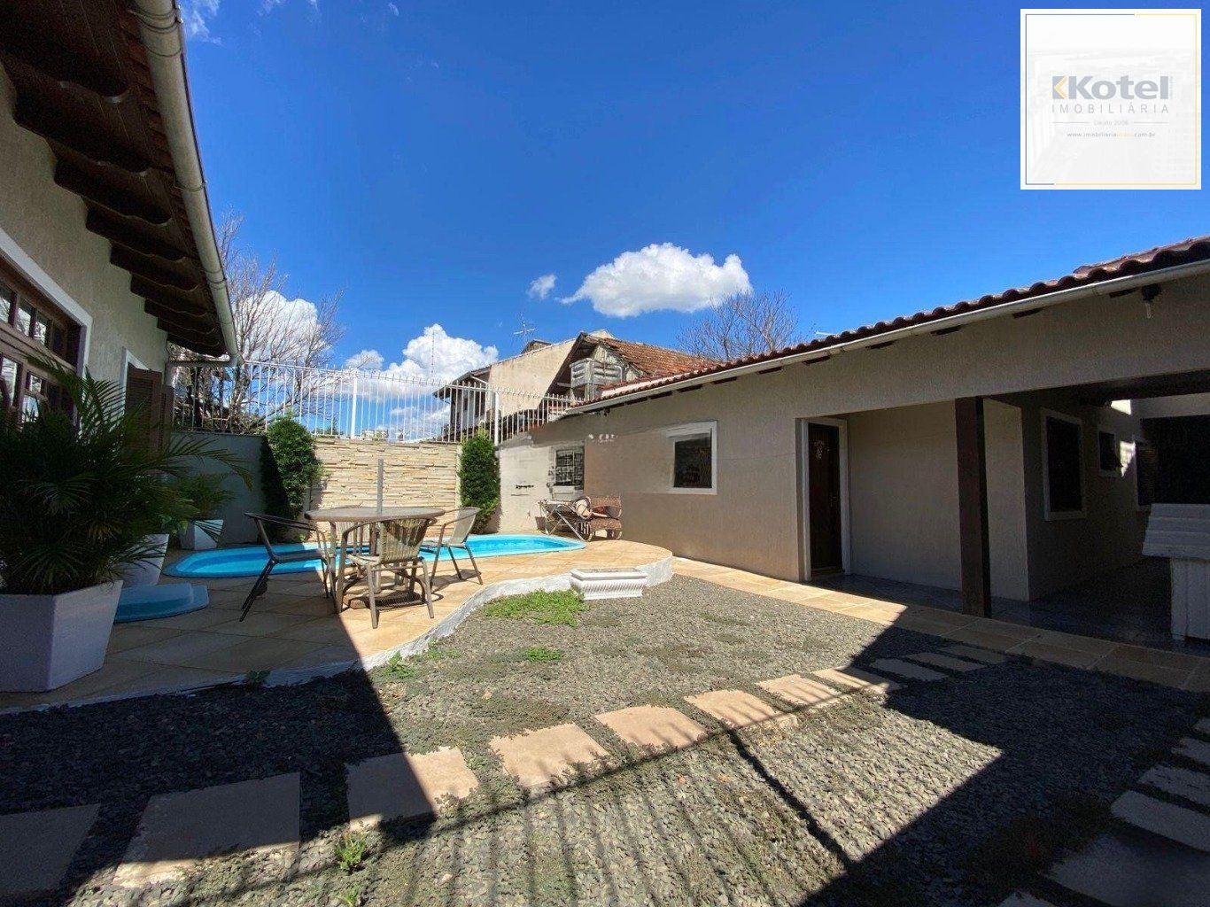 Casa de 330m² com 2 Quartos, piscina e 4 vagas de garagem em Canoas.