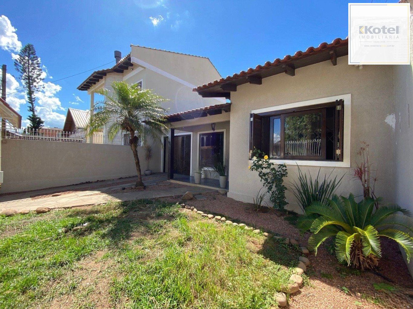 Casa de 330m² com 2 Quartos, piscina e 4 vagas de garagem em Canoas.