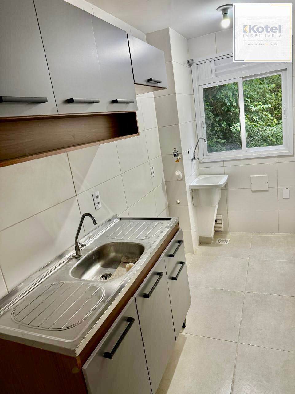 Apartamento com 2 quartos, semi mobiliado, vaga  e portaria 24 hr em Gravataí