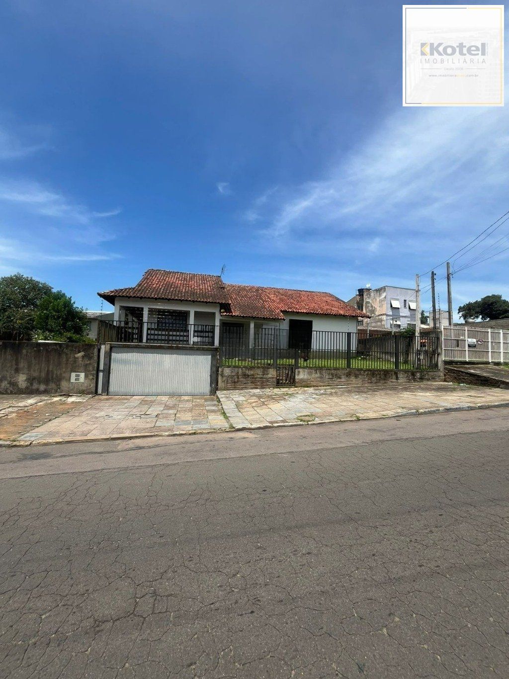 Casa de 3 dormitórios e 4 vagas de garagem em Cachoeirinha.