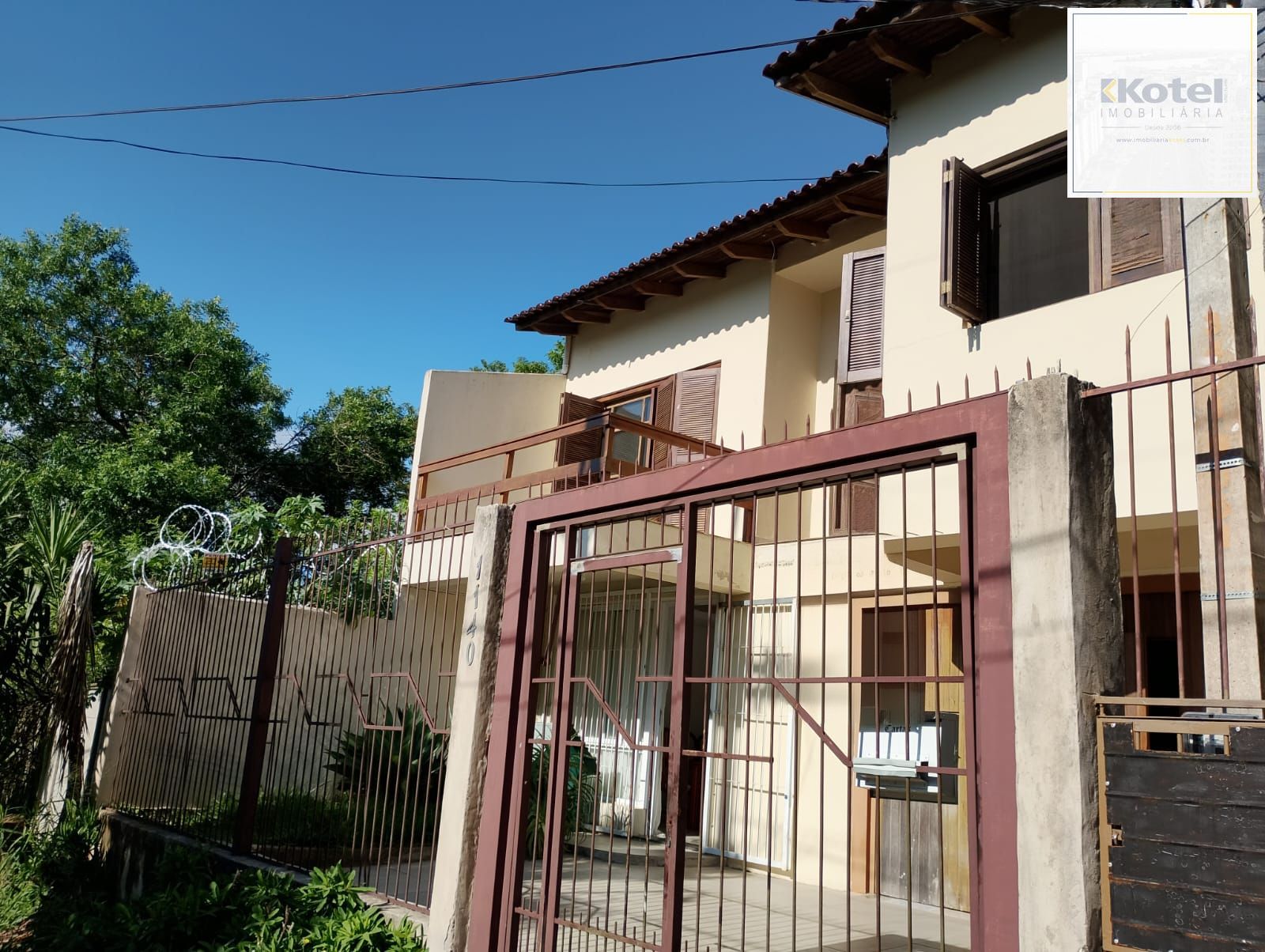 Casa com 3 quartos, 4 vagas de garagem e com pátio no bairro Parque Santa Fé — foto 2