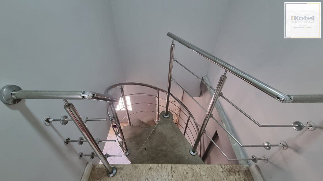 Casa de 2 dormitórios e 6 vagas de garagem em Canoas.