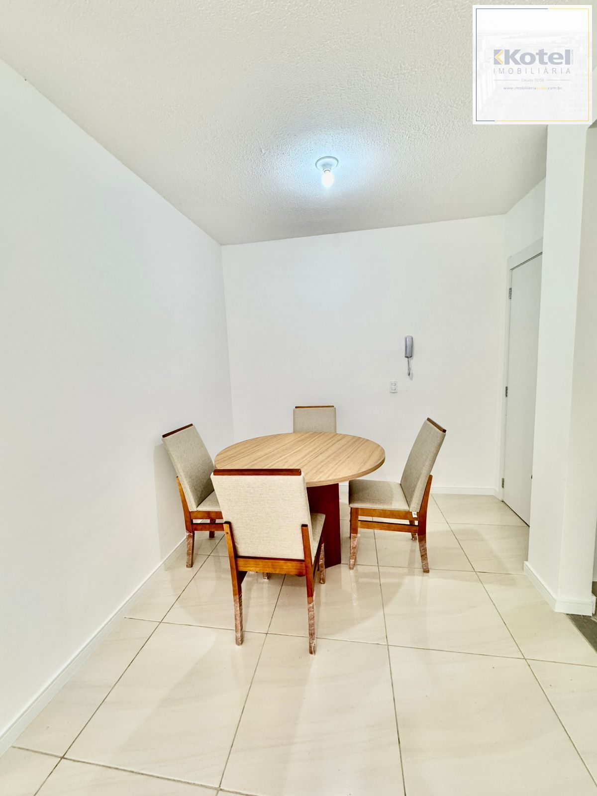 Apartamento com 2 quartos, semi mobiliado, vaga  e portaria 24 hr em Gravataí