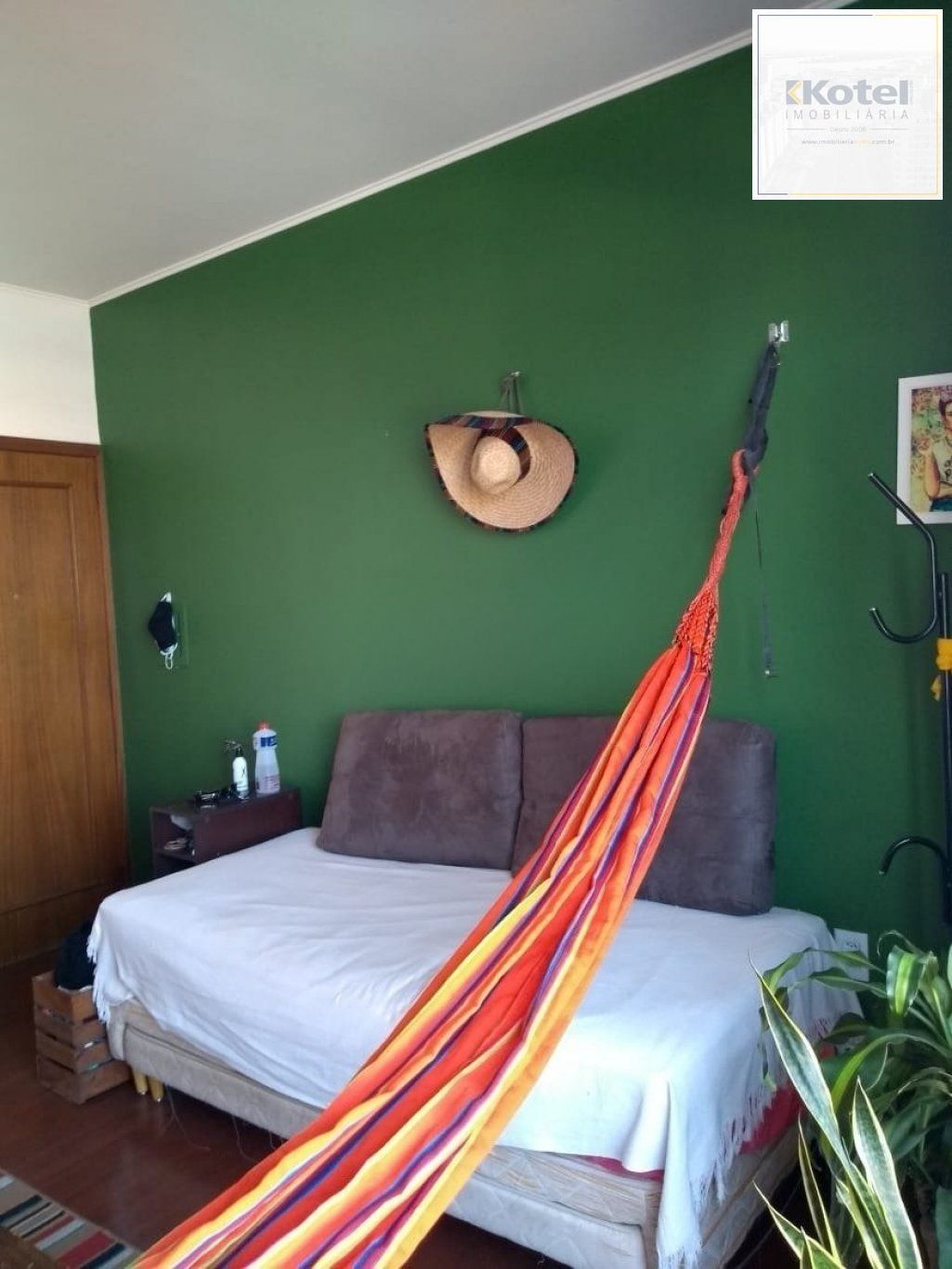 Apartamento de 2 dormitórios, sacada e churrasqueira no bairro Menino Deus