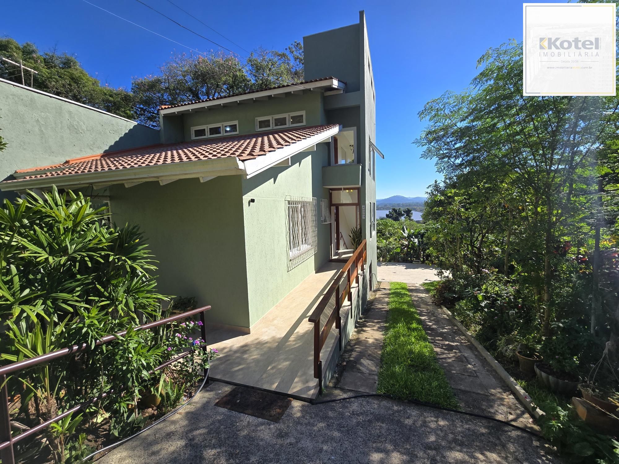 Casa 3 dormitórios, 1 suíte, 4 vagas 210 m² privativos no Belém Novo.
