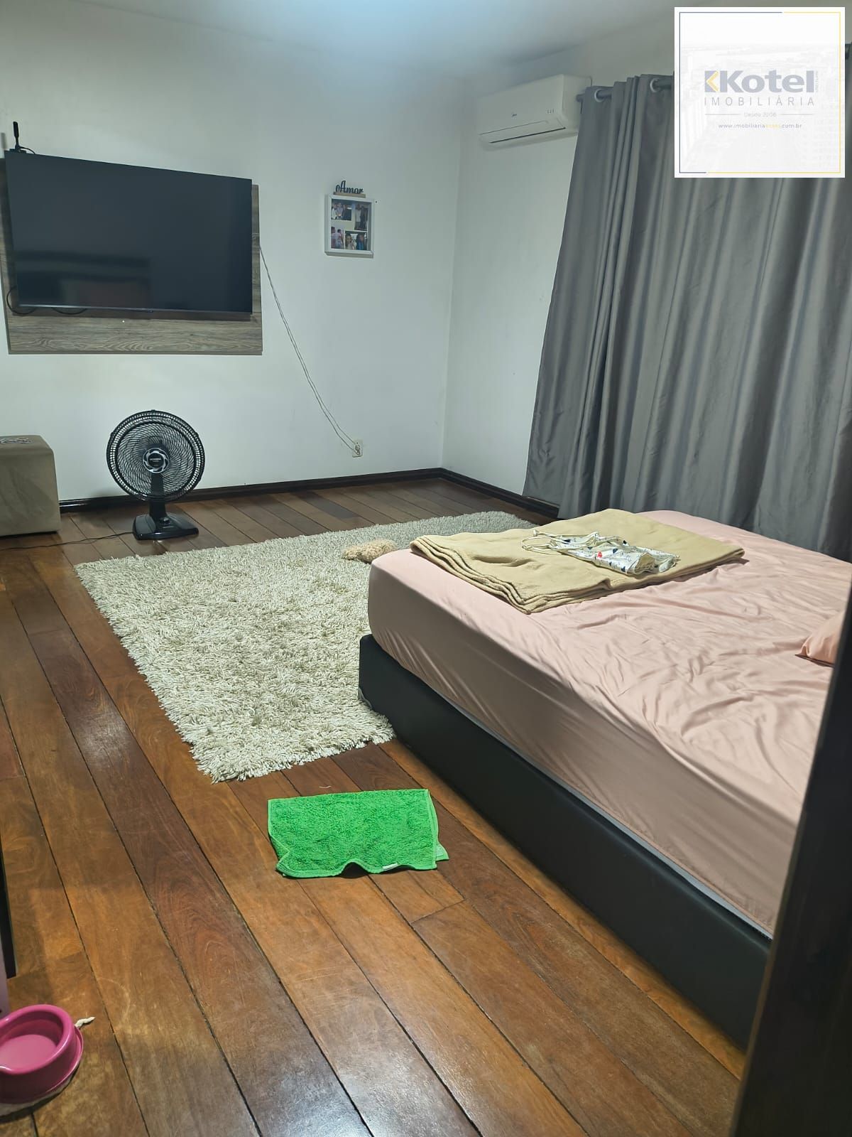 Casa com 03 dormitórios, 01 suíte e 02 vagas de garagem