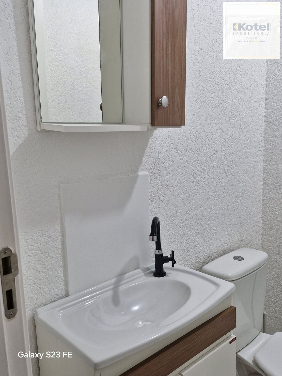 Apartamento com 02 dormitórios e com vaga de estacionamento rotativo