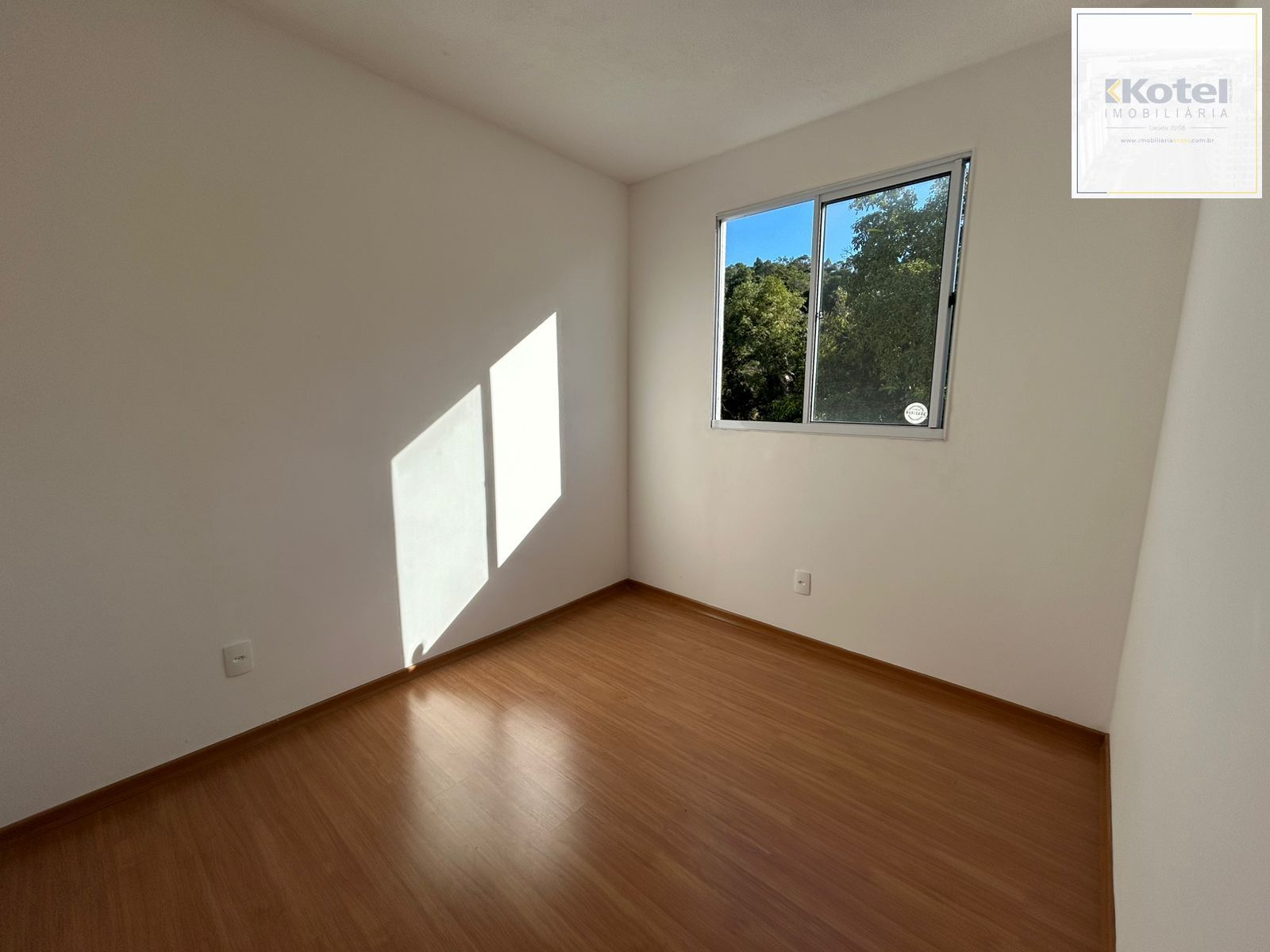 Apartamento com 02 dormitórios com vaga