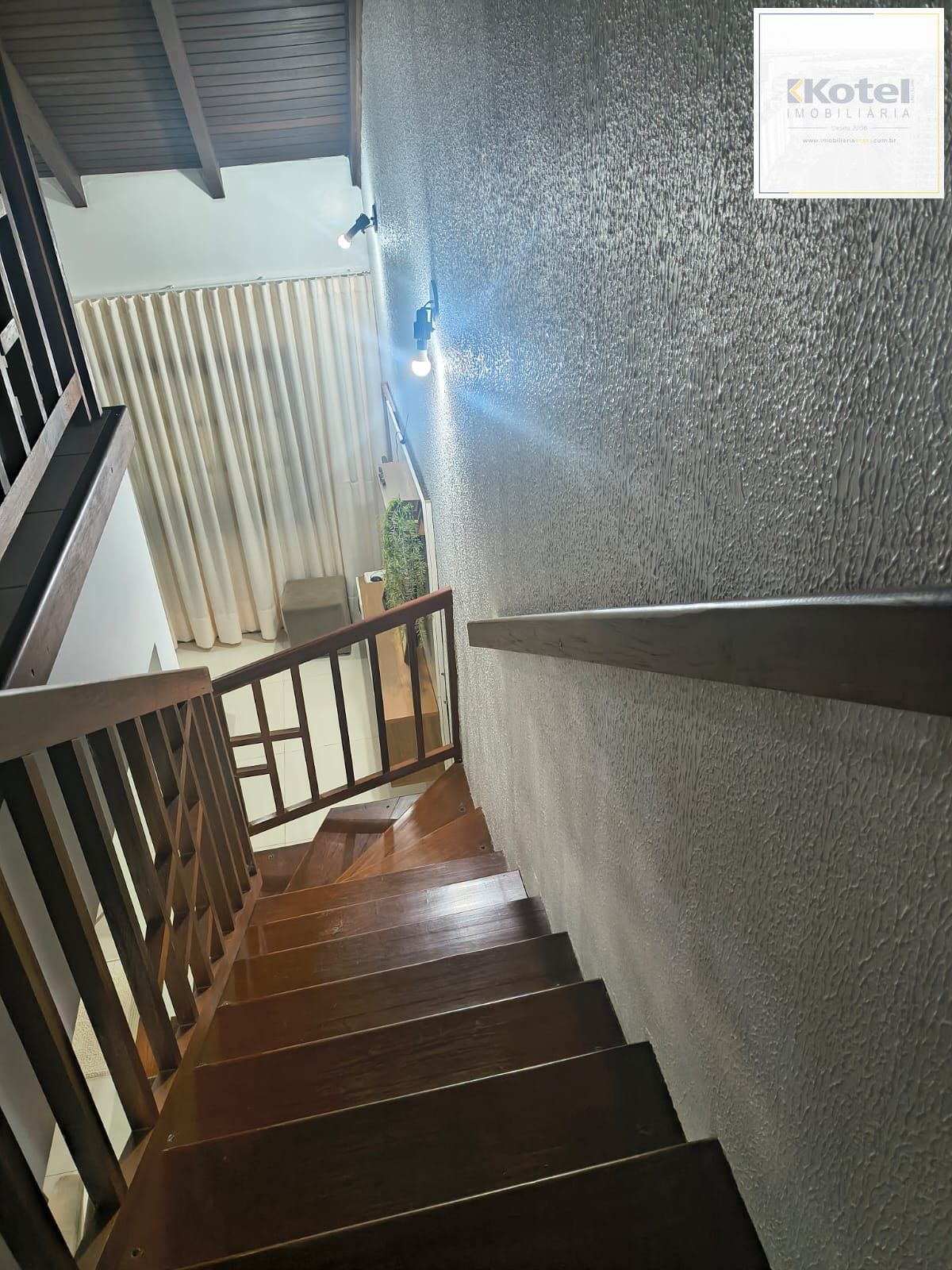 Casa com 03 dormitórios, 01 suíte e 02 vagas de garagem