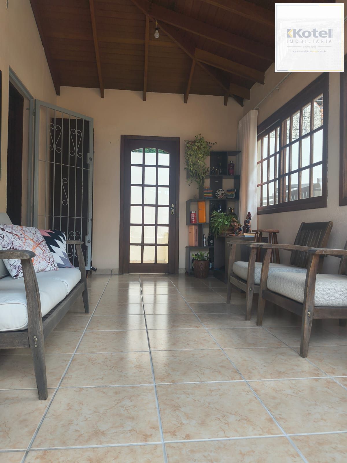 Casa com 03 dormitórios, 01 suíte e 02 vagas de garagem