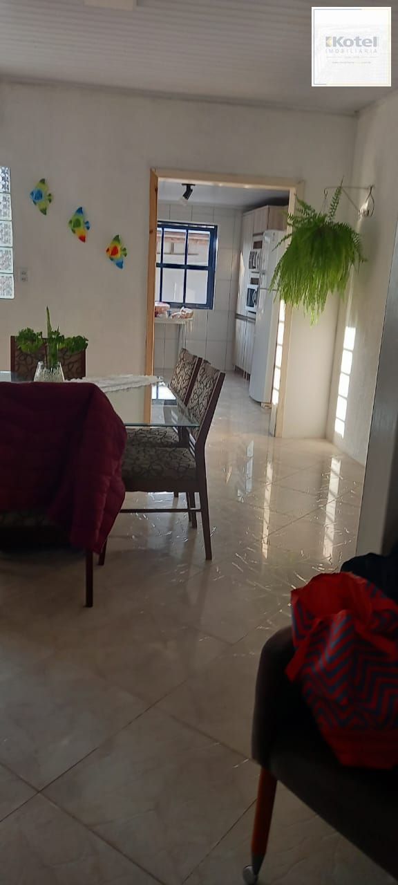 casa com 03 quartos um sendo suite com 04 vagas de garagem