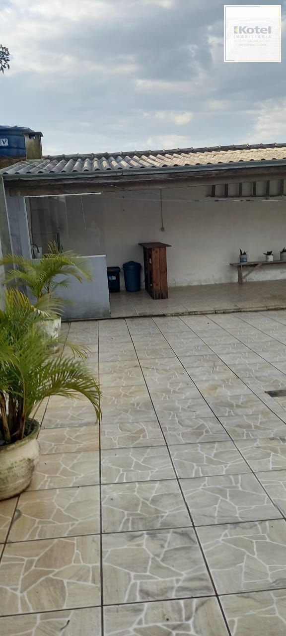 casa com 03 quartos um sendo suite com 04 vagas de garagem