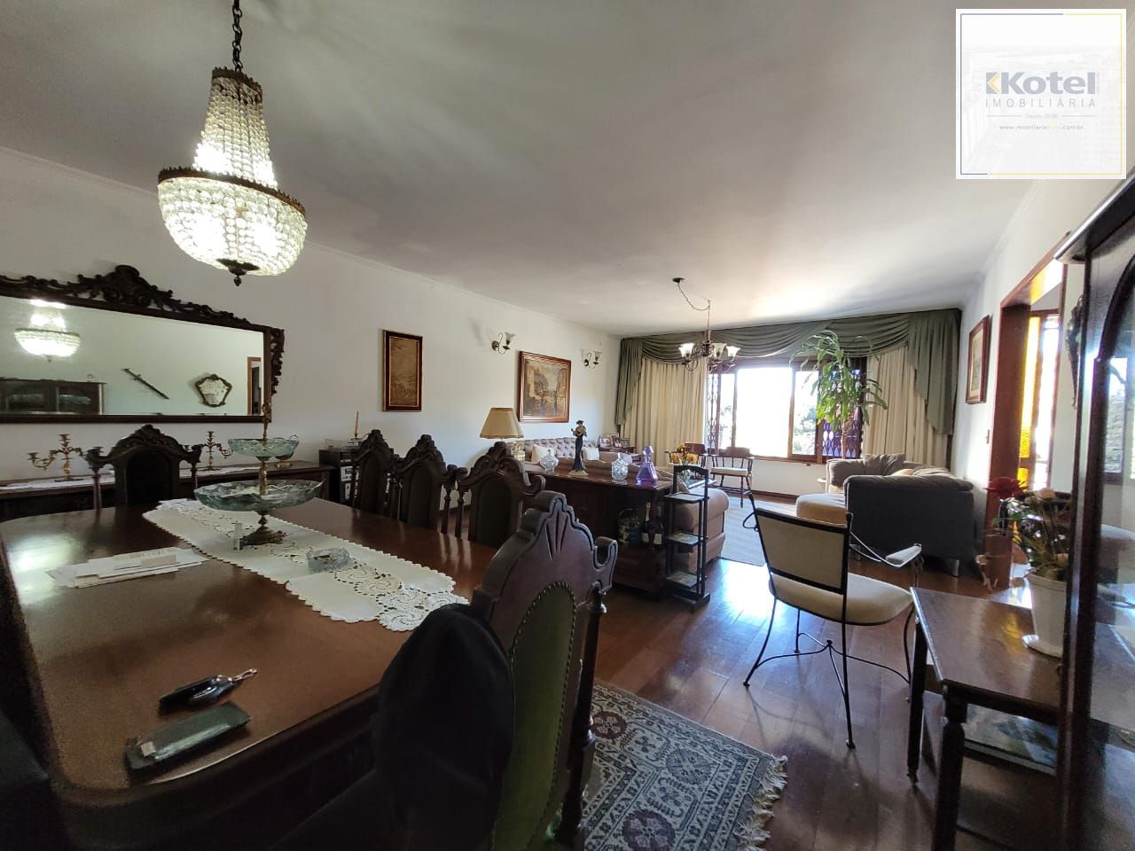 Casa térrea com 04 quartos e com 04 vagas de garagem