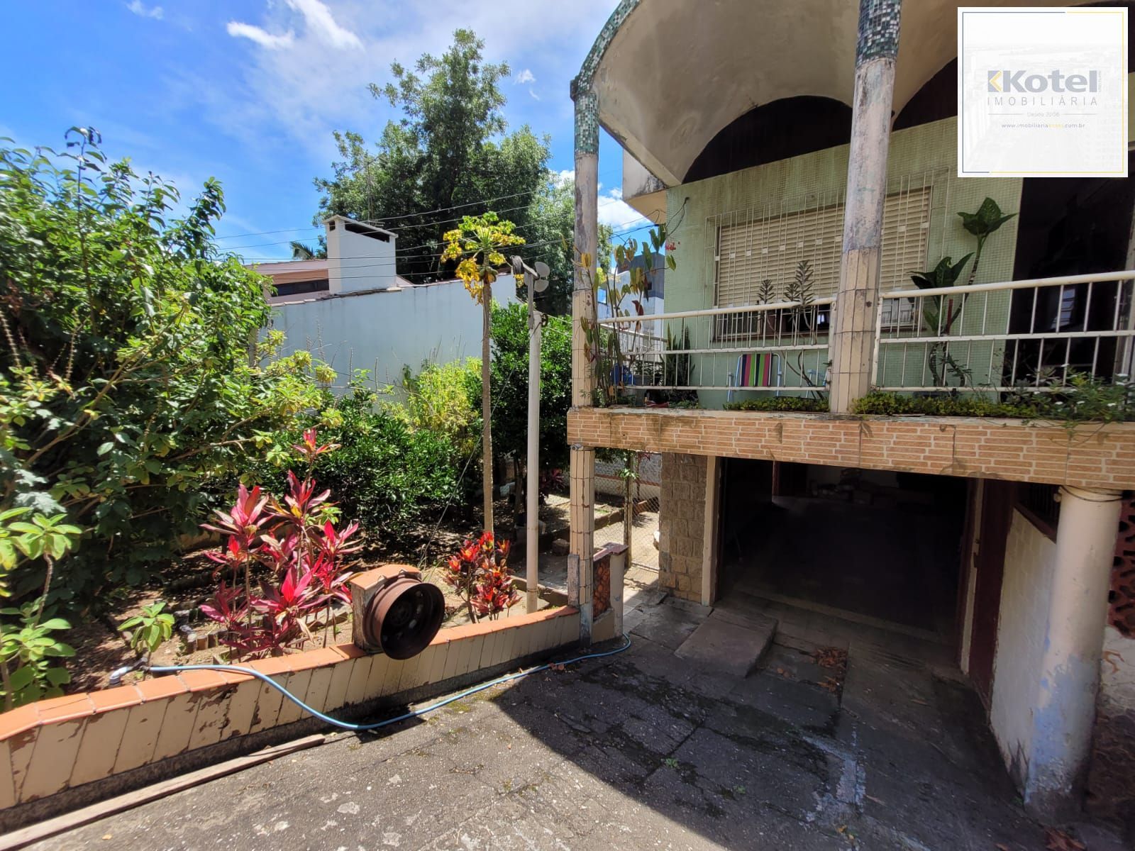 Casa térrea com garagem no subsolo e anexo — foto 5