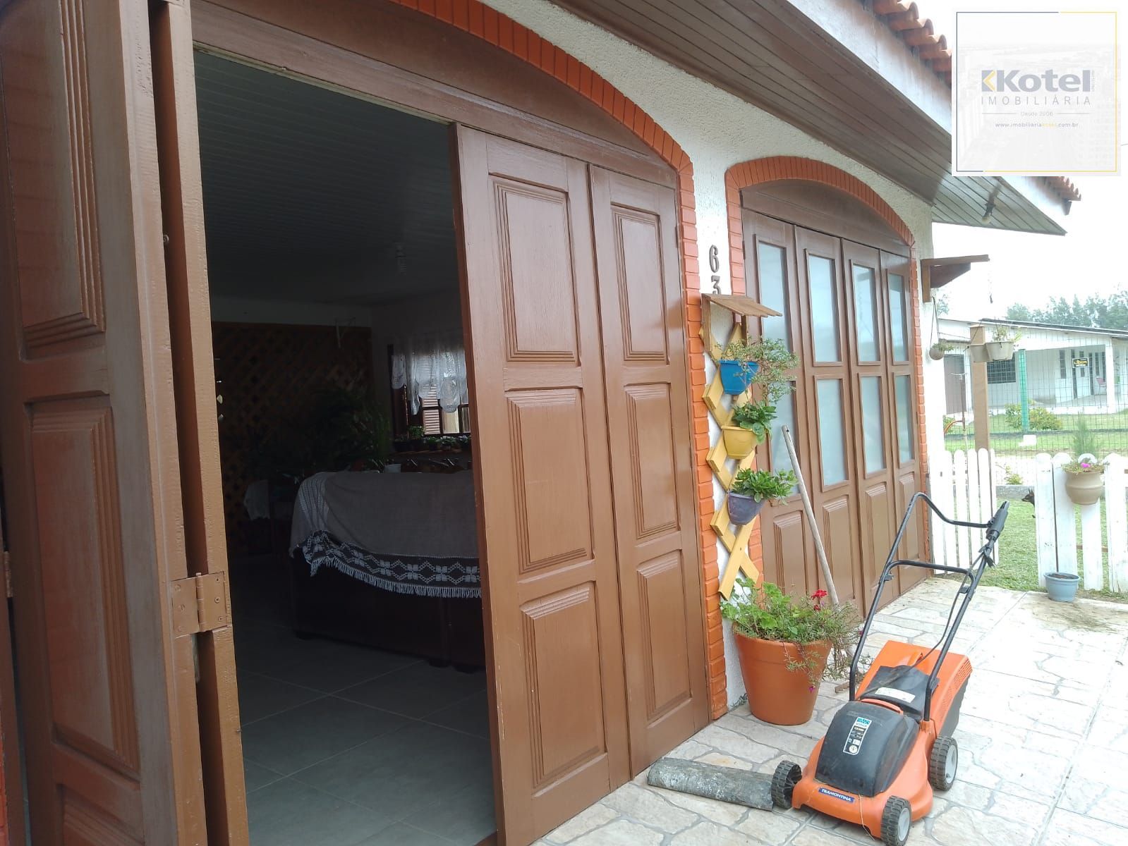 Casa com 04 dormitórios e duas vagas de garagem lado a lado em Balneário Pinhal. — foto 3