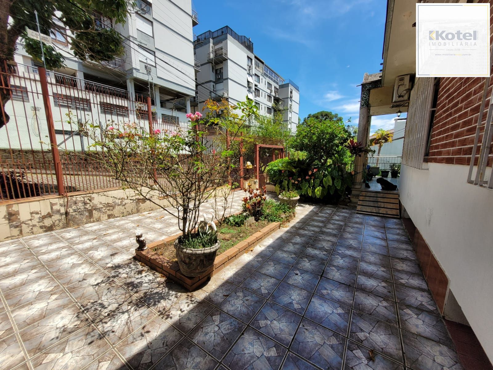 Casa térrea com garagem no subsolo e anexo — foto 3
