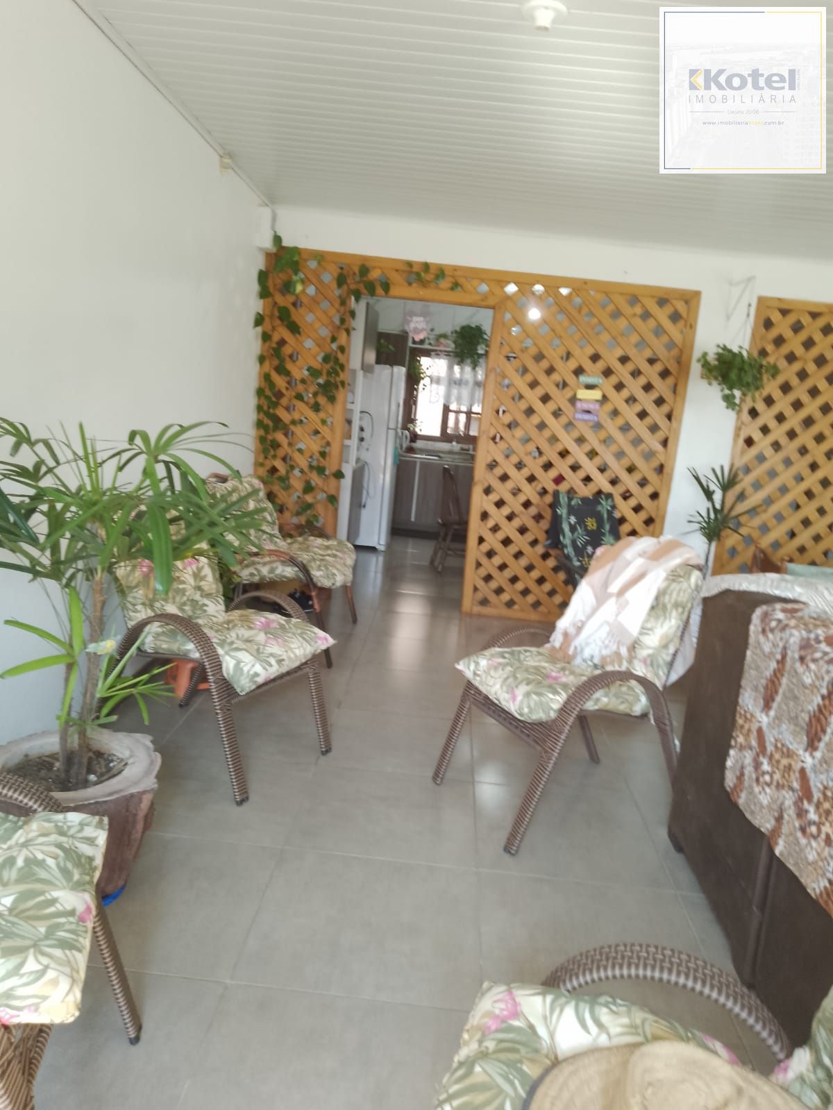 Casa com 04 dormitórios e duas vagas de garagem lado a lado em Balneário Pinhal. — foto 4