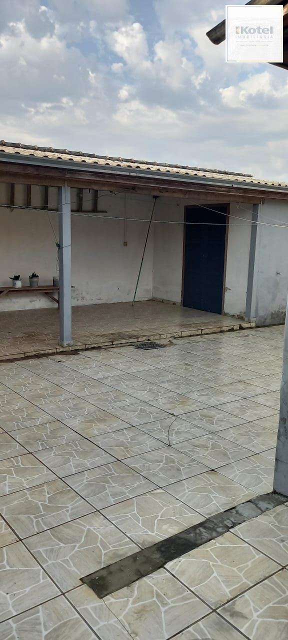 casa com 03 quartos um sendo suite com 04 vagas de garagem