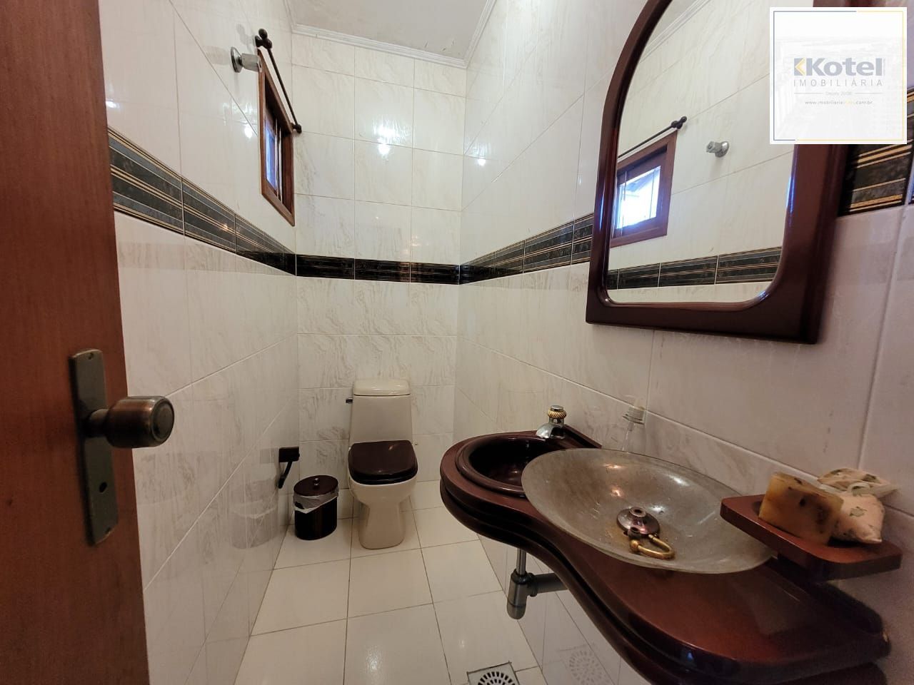 Casa térrea com 04 quartos e com 04 vagas de garagem