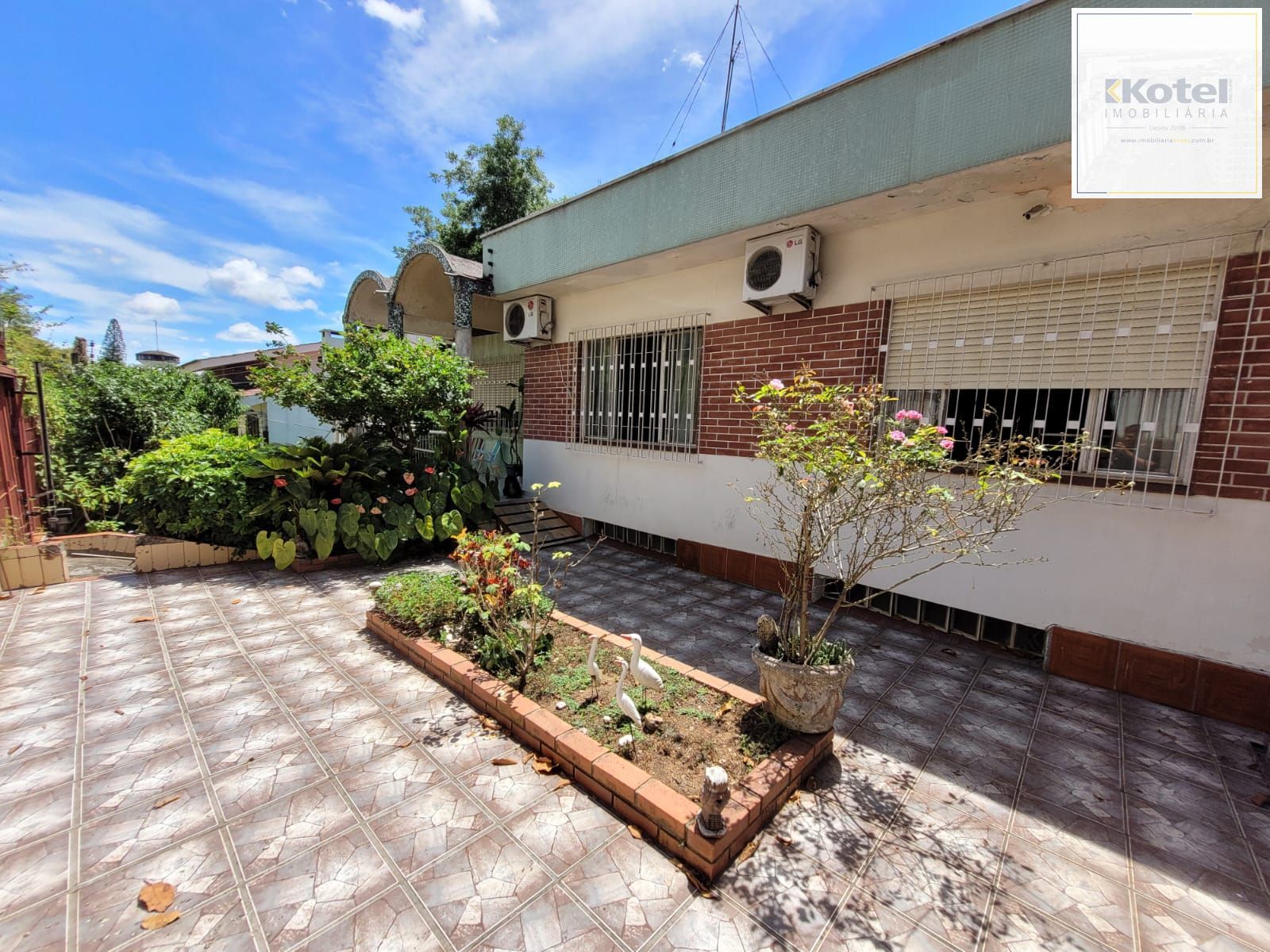 Casa térrea com garagem no subsolo e anexo — foto 2