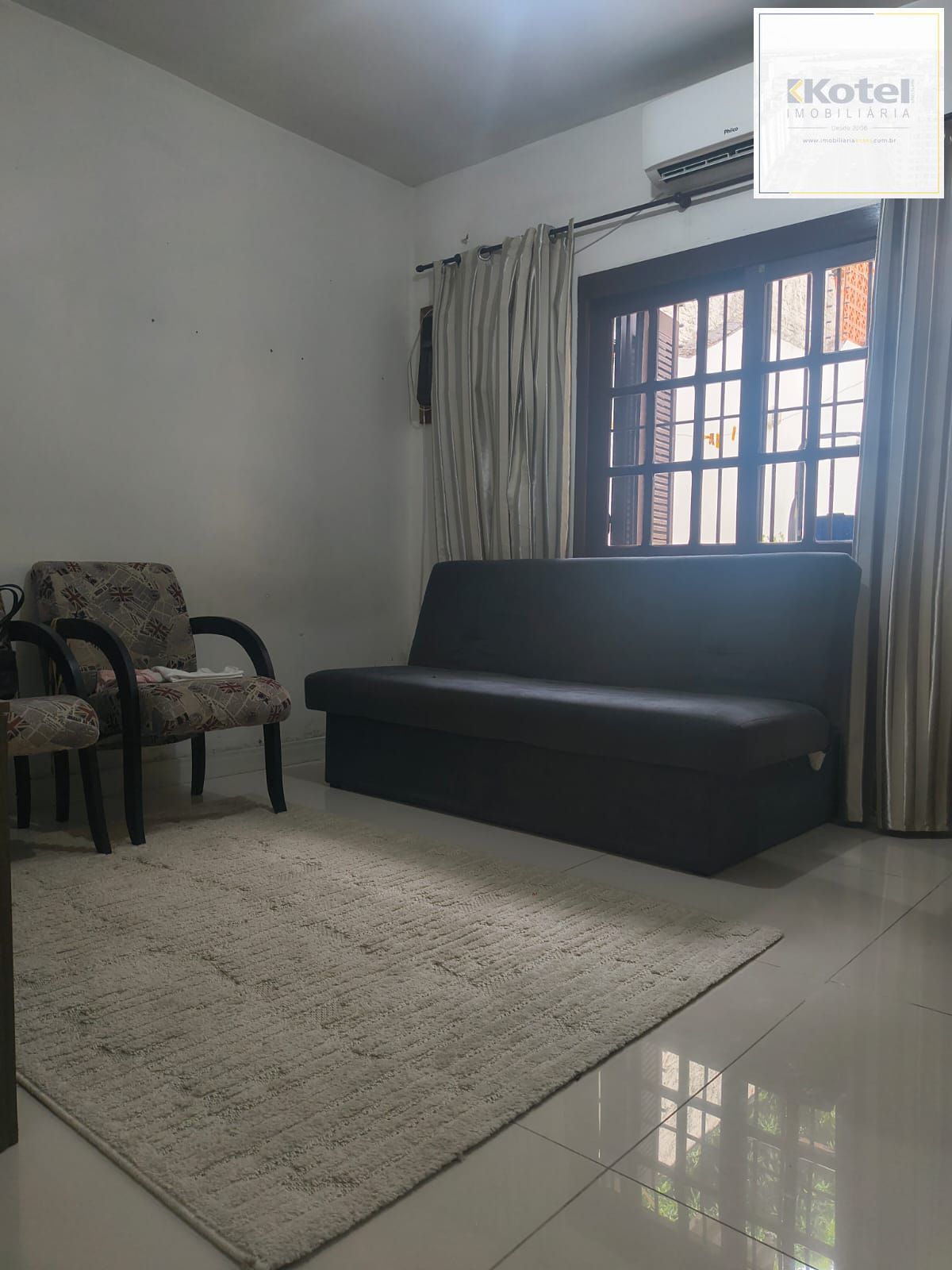 Casa com 03 dormitórios, 01 suíte e 02 vagas de garagem