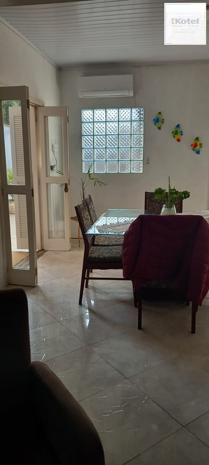 casa com 03 quartos um sendo suite com 04 vagas de garagem