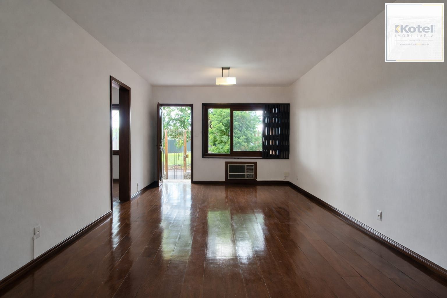 Casa 3 Dormitórios com Suíte | Garagem 6 Carros | Pátio Amplo e Área Gourmet para Alugar
