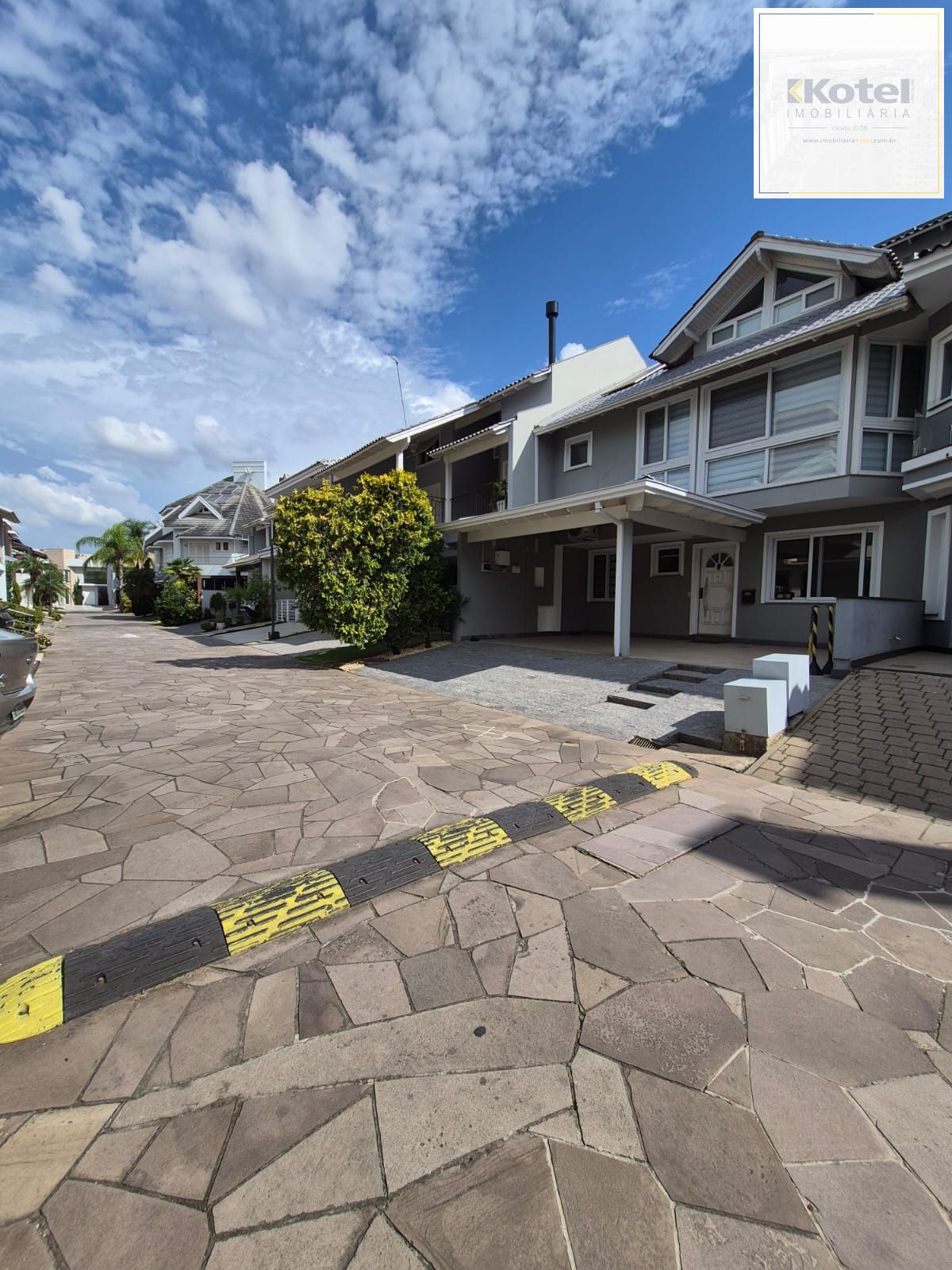 CASA EM CONDOMINIO FECHADO