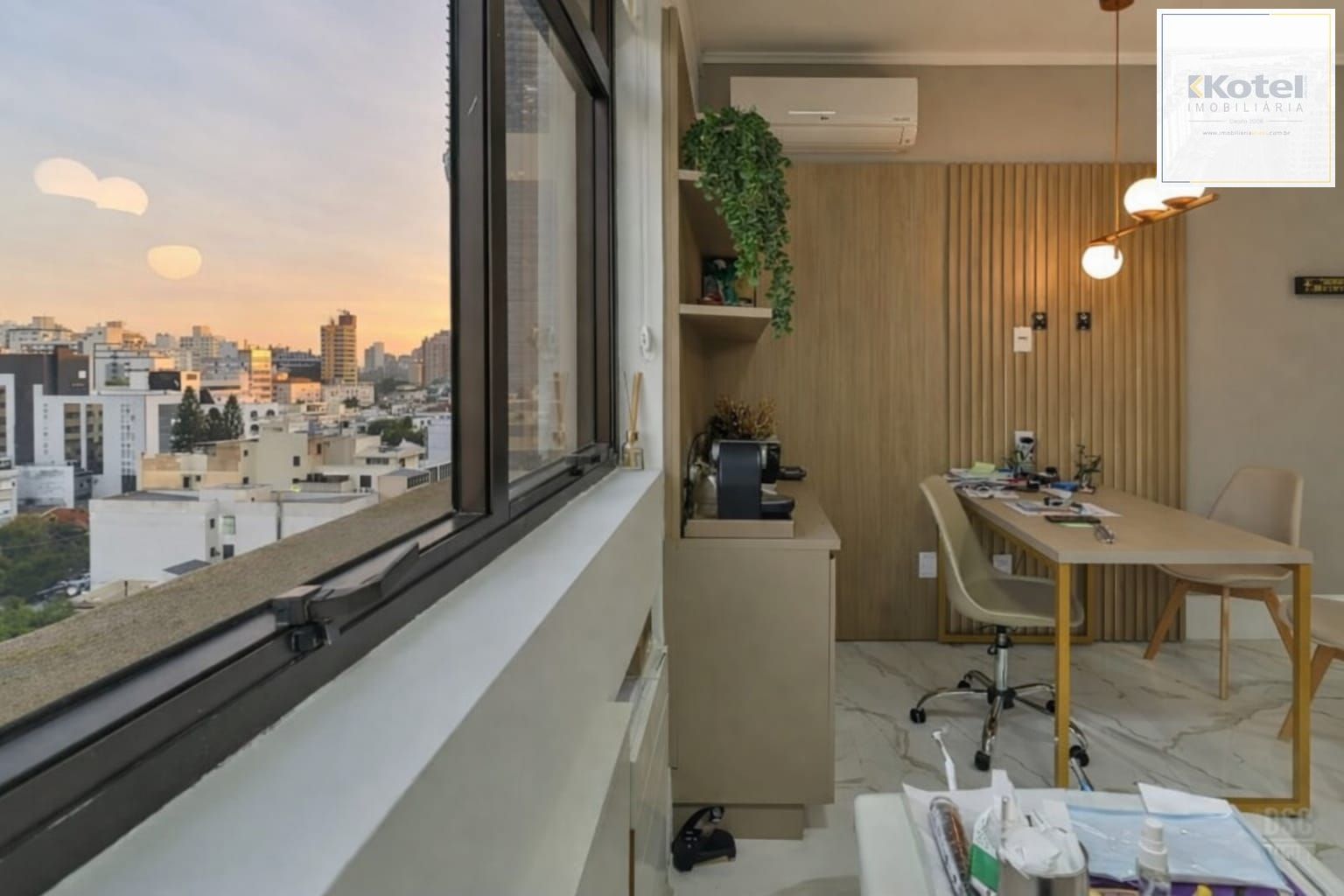 Sala Comercial com 4 Ambientes e Garagem | 38m² | Rua 24 de Outubro
