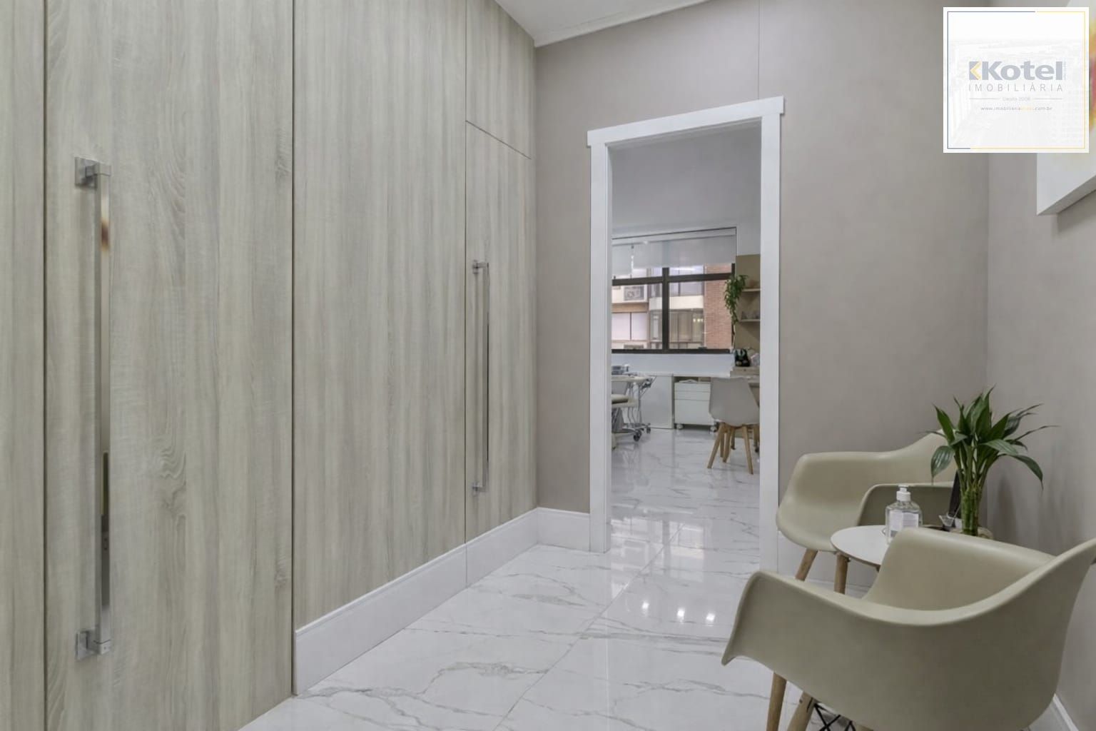 Sala Comercial com 4 Ambientes e Garagem | 38m² | Rua 24 de Outubro