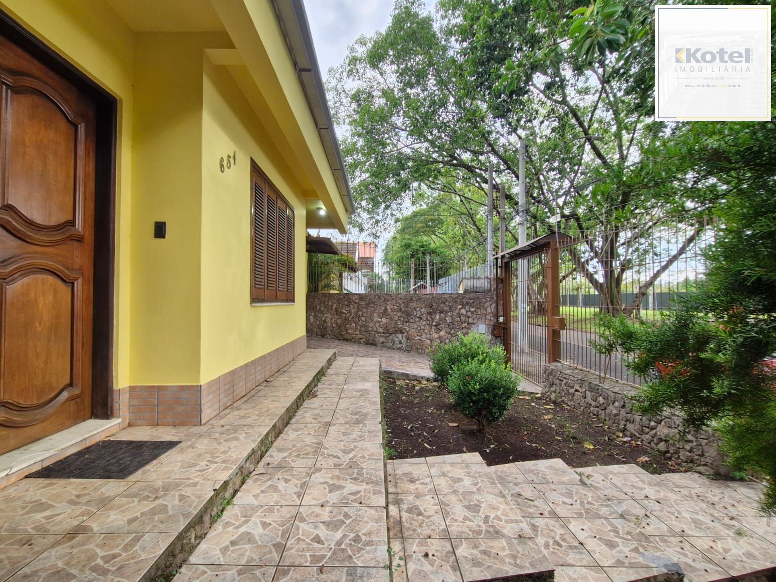 Casa 3 Dormitórios com Suíte | Garagem 6 Carros | Pátio Amplo e Área Gourmet para Alugar