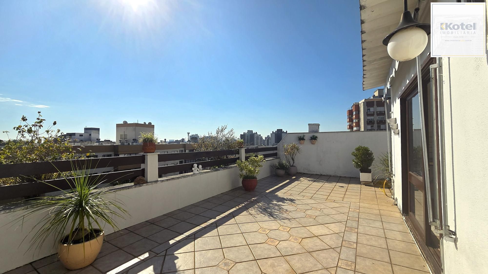 Excelente cobertura com 154m² de área privativa, 2 dormitórios e 1 vaga de garagem, localizada no bairro Menino Deus.
