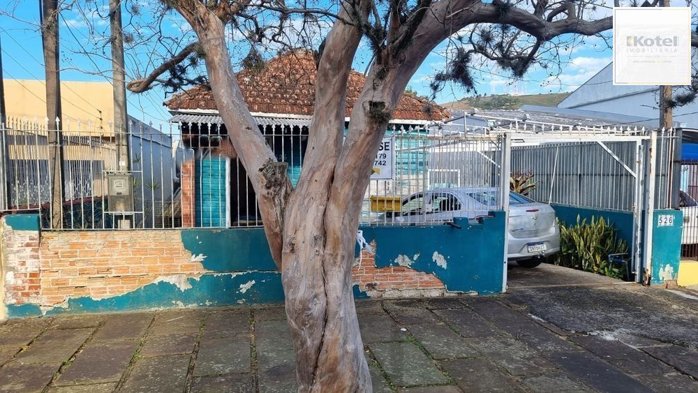 Casa mista, 4 dormitórios, sendo 1 suíte.