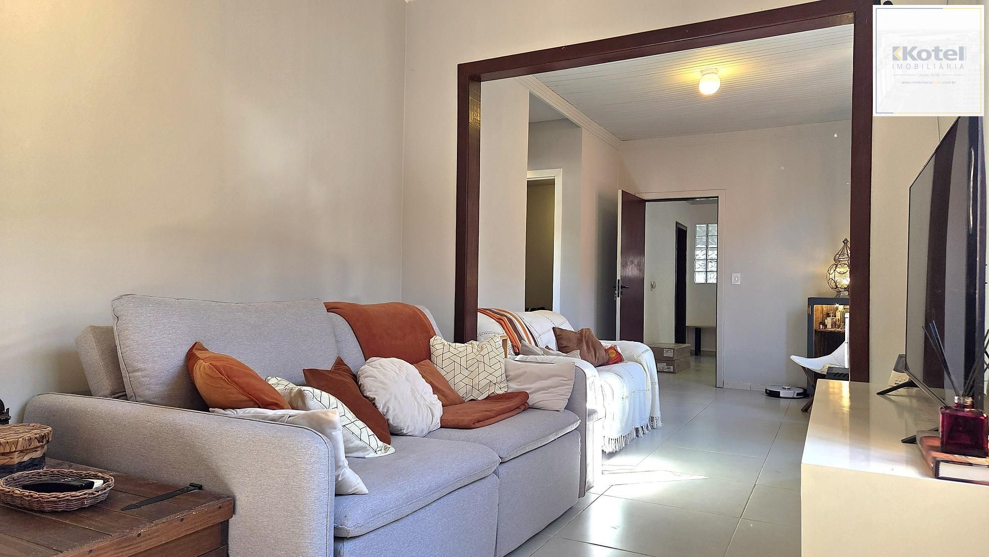 Casa totalmente reformada, com 166m2 de área privativa, 3 dormitórios, sendo 2 suítes e 2 vagas de garagem.