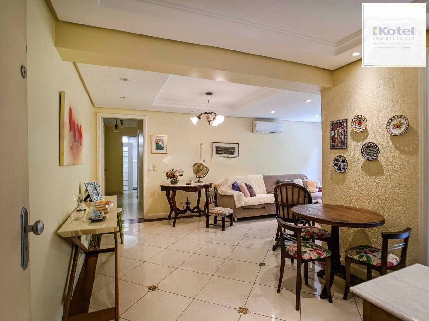 Apartamento à venda no bairro Menino Deus. Localizado em frente ao Parque Marinha do Brasil. O imóvel conta com 2 dormitórios e 1 vaga coberta.