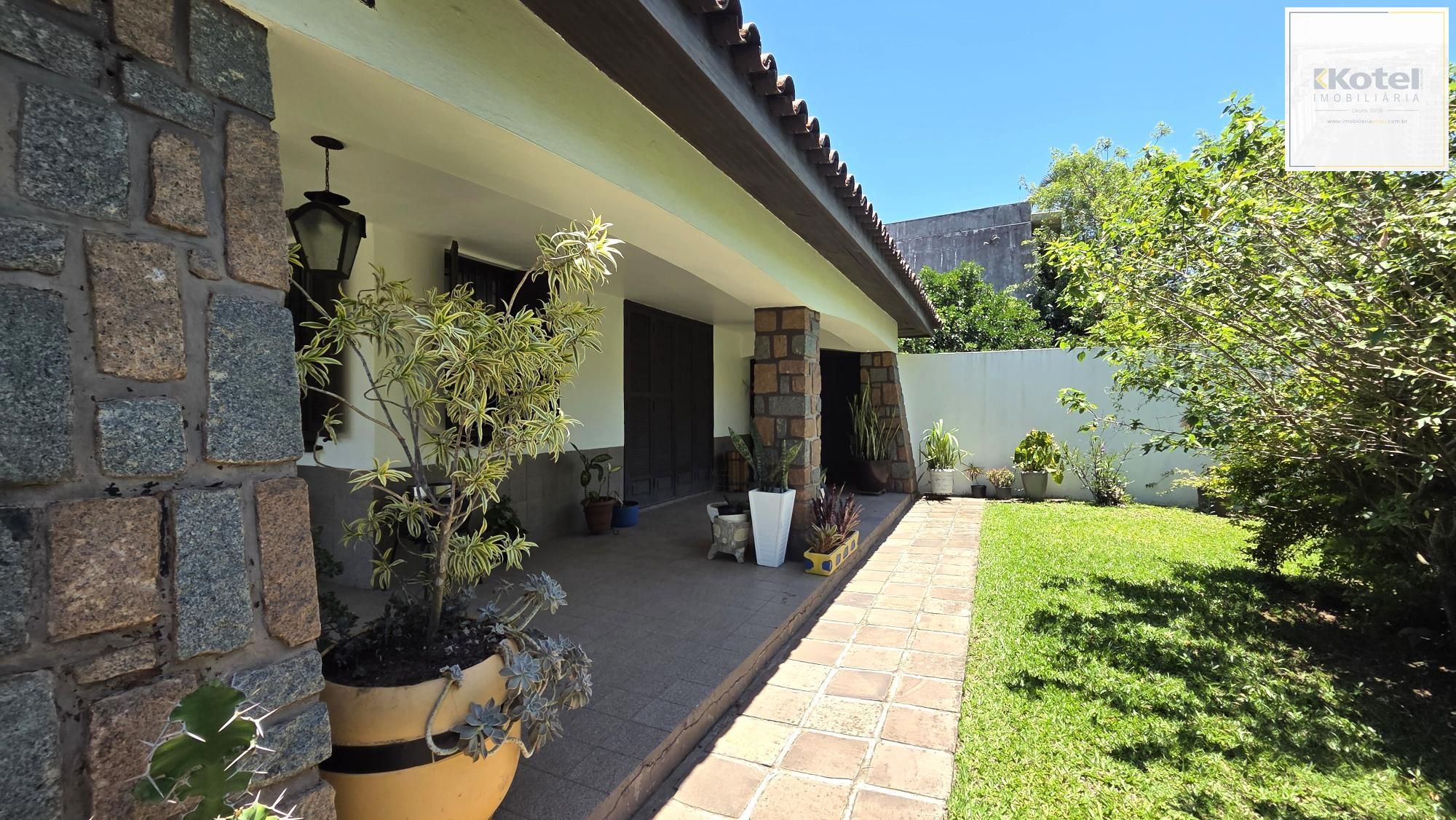 Belíssima casa de esquina, em estilo colonial com 277m2 de área privativa, terreno com 1014m2, 4 dormitórios e 3 suítes. — foto 3