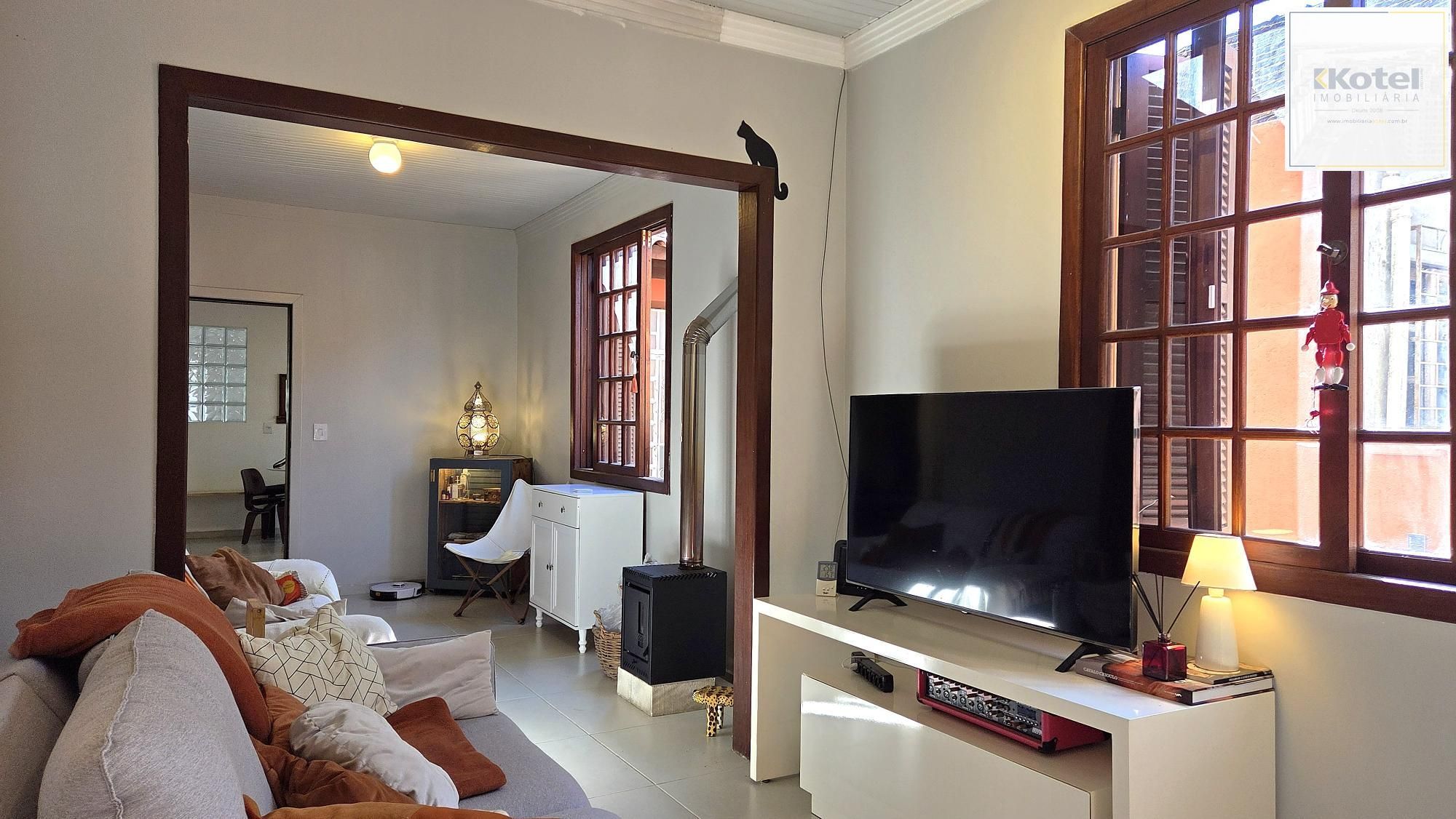 Casa totalmente reformada, com 166m2 de área privativa, 3 dormitórios, sendo 2 suítes e 2 vagas de garagem.