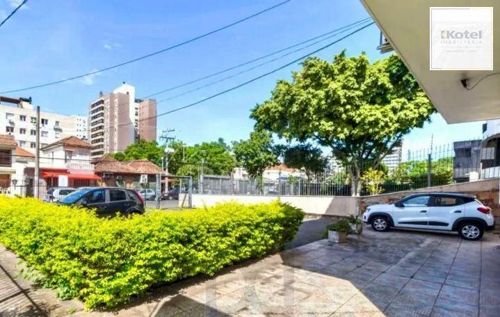 Ótimo apartamento térreo 2 dormitórios, com estacionamento, no coração do Bairro Menino Deus.