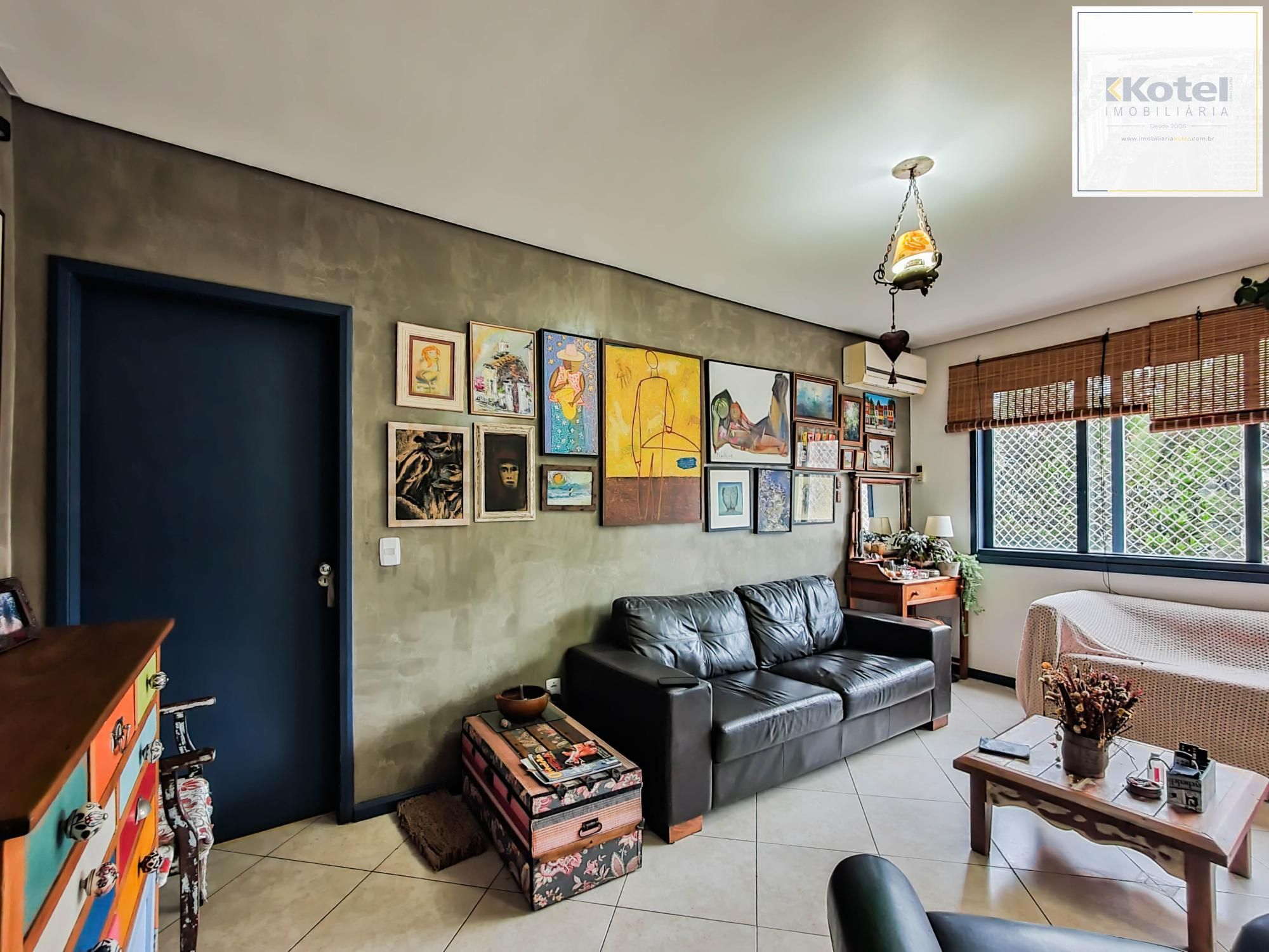 Amplo apartamento de 2 dormitórios, sendo 1 suíte, e uma  ótima dependência de empregada, 3 banheiros, em localização privilegiada no  Bairro Cristal. — foto 5